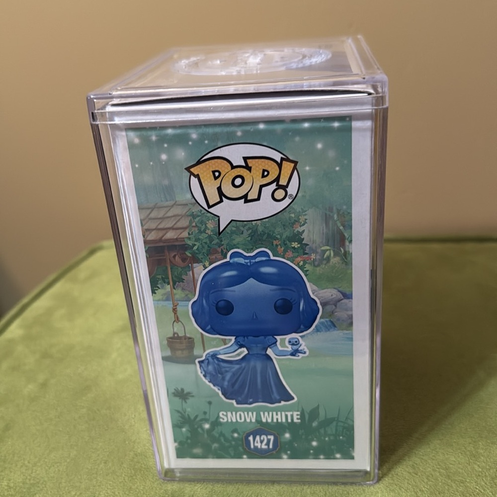 FUNKO POP! SNOW WHITE (TRANSLUCENT BLUE) (GLOW) WITH POP! PROTECTOR - Picture 8 of 10